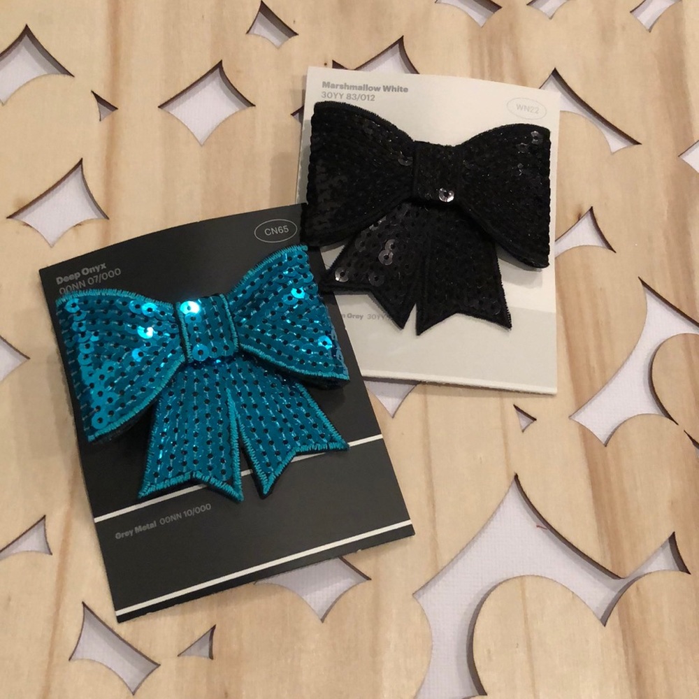NWT Set of 2 Sequin Bows on Alligator Clips 🎀